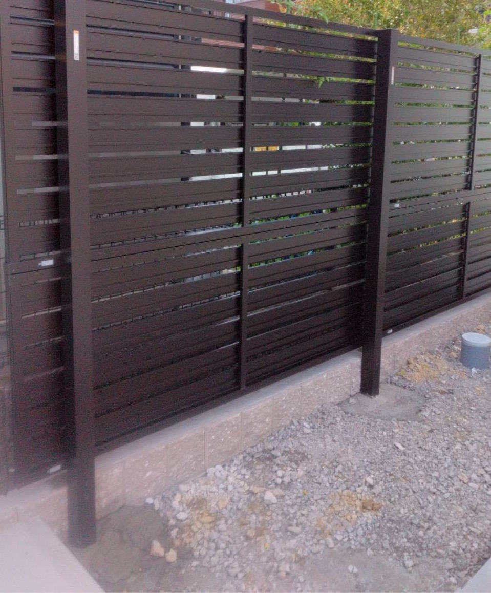 【高知市】2段フェンスでプライバシーを優先しつつ閉塞感や圧迫感を感じさせないデザイン